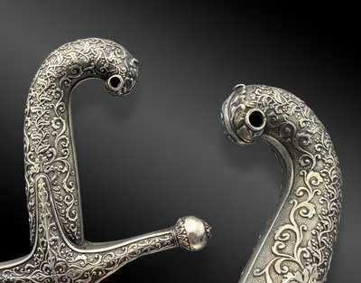 Poignée et bouterolle en argent massif pour sabre oriental Kilij, Turquie période Ottoman. XIXème 