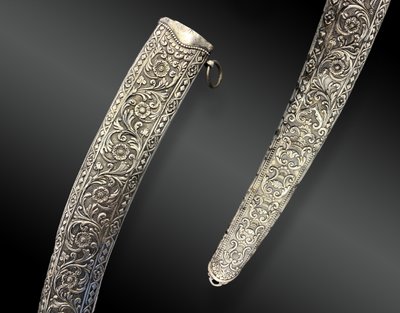 Poignée et bouterolle en argent massif pour sabre oriental Kilij, Turquie période Ottoman. XIXème 