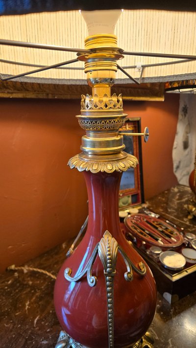 Coppia di lampade in porcellana rossa e bronzo, XIX secolo