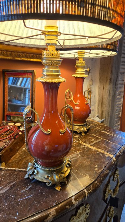 Coppia di lampade in porcellana rossa e bronzo, XIX secolo
