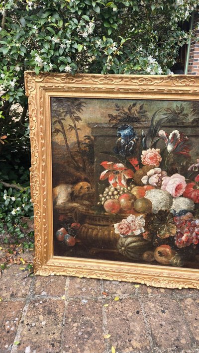 Natura morta con fiori, frutta, scimmia, pappagallo e cane. XVII secolo.