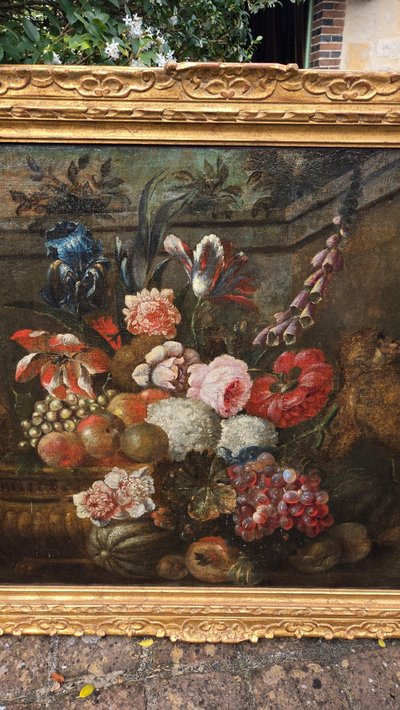 Natura morta con fiori, frutta, scimmia, pappagallo e cane. XVII secolo.
