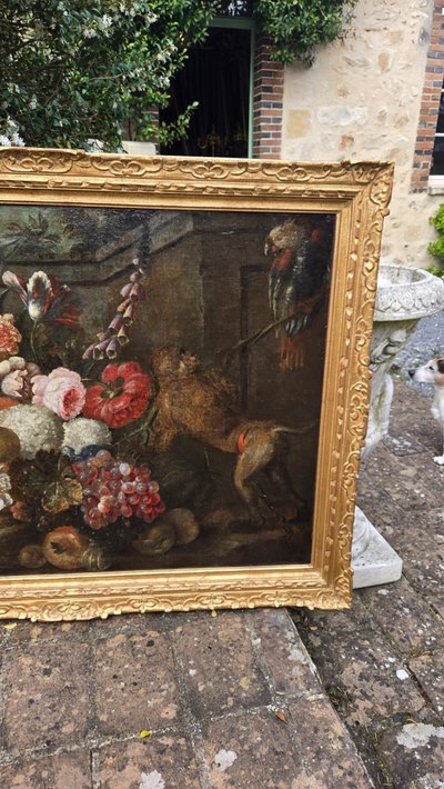 Natura morta con fiori, frutta, scimmia, pappagallo e cane. XVII secolo.