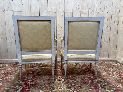Paire de fauteuils de style Louis XVI en bois patiné
