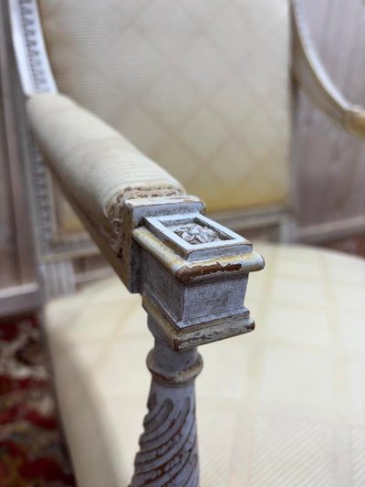 Paire de fauteuils de style Louis XVI en bois patiné