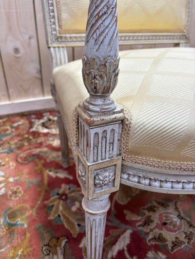 Paire de fauteuils de style Louis XVI en bois patiné