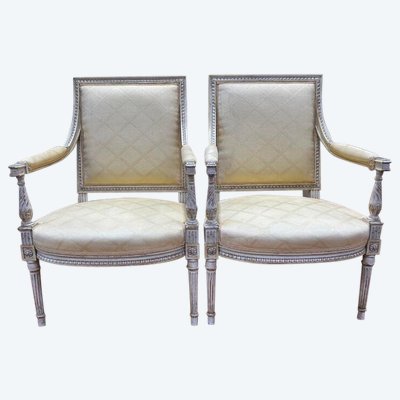Paire de fauteuils de style Louis XVI en bois patiné