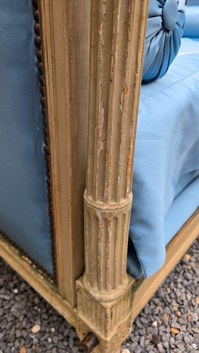 Divano letto in stile Luigi XVI con colonne scanalate. 