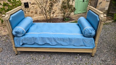 Divano letto in stile Luigi XVI con colonne scanalate. 