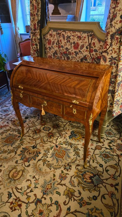 Bureau à Cylindre De Milieu, Travail Parisien D’époque Louis XV