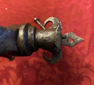 Etau à la Fleur de Lys en fer forgé signé NOMART - XVIII Siècle