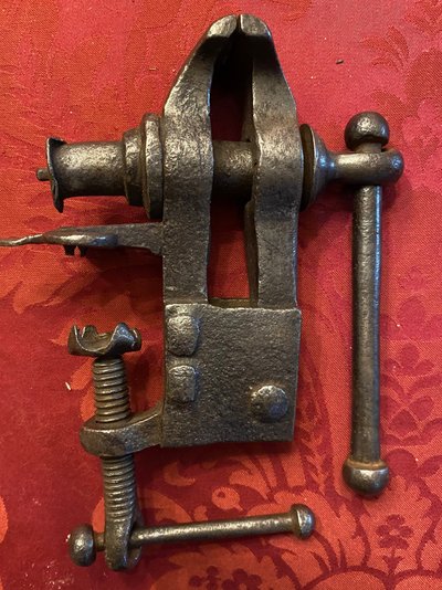 Etau à la Fleur de Lys en fer forgé signé NOMART - XVIII Siècle