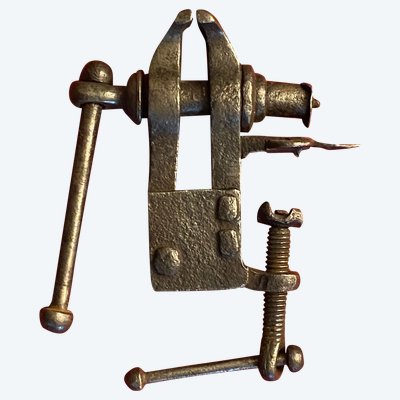 Etau à la Fleur de Lys en fer forgé signé NOMART - XVIII Siècle