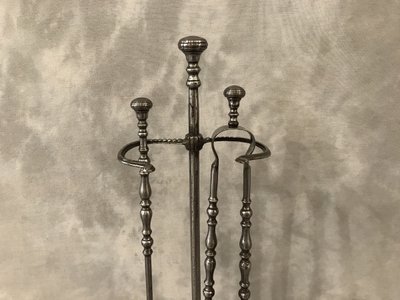 Antico set da camino in ferro battuto, comprendente una pala e delle pinze, del XIX secolo 