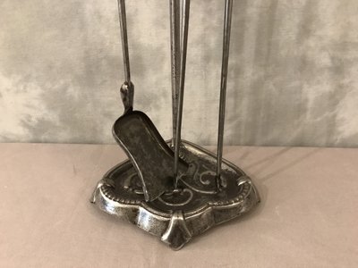Antico set da camino in ferro battuto, comprendente una pala e delle pinze, del XIX secolo 