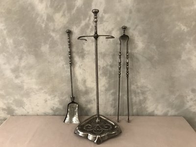 Antico set da camino in ferro battuto, comprendente una pala e delle pinze, del XIX secolo 