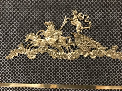 Beau grand pare feu de cheminée ancien en bronze et laiton d'époque 19 ème 