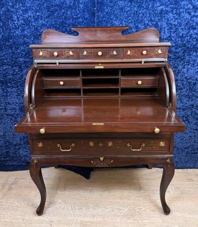 Bureau cylindre en acajou et marqueterie en incrustation vers 1900