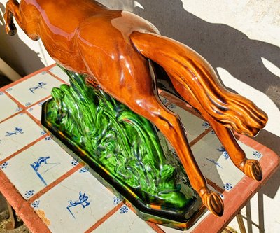 Scultura di un cavallo al galoppo in scivolata degli anni '50