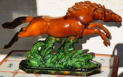 Scultura di un cavallo al galoppo in scivolata degli anni '50