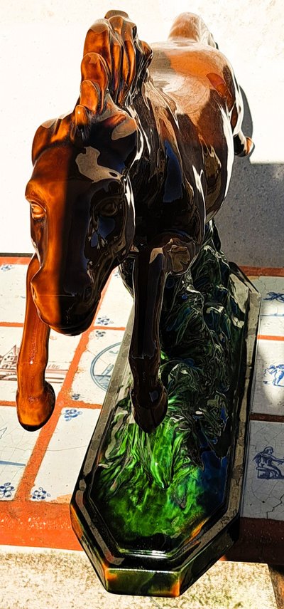 Scultura di un cavallo al galoppo in scivolata degli anni '50