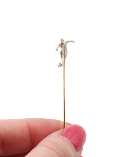 Epingle footballeur Art Deco en or 18k et platine, sport, bijou foot, ballon, sportif, bijou ancien 