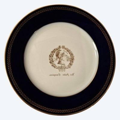 Kobaltblauer Teller aus der Manufacture Nationale de Sèvres, aus der Zeit um 1900.