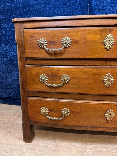 Commode galbée époque louis XIV en noyer massif circa 1700