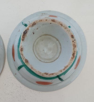 Pair of chinese bencharong pedestal dishes, late Qing dynasty