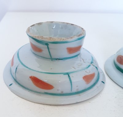 Pair of chinese bencharong pedestal dishes, late Qing dynasty