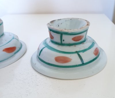 Pair of chinese bencharong pedestal dishes, late Qing dynasty