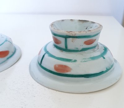 Pair of chinese bencharong pedestal dishes, late Qing dynasty
