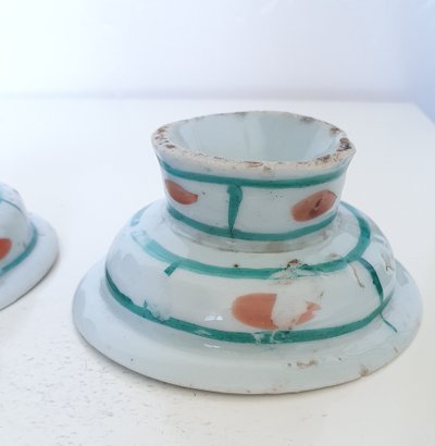 Pair of chinese bencharong pedestal dishes, late Qing dynasty