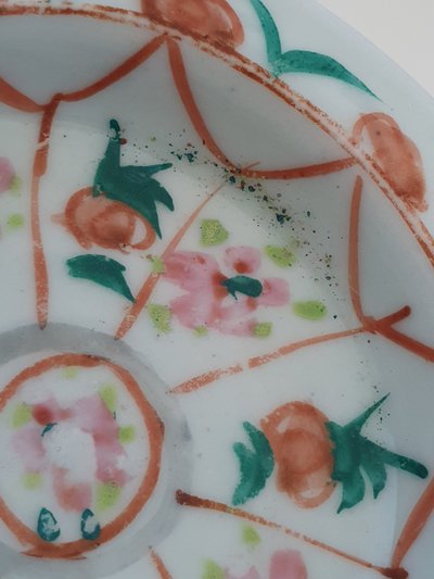 Pair of chinese bencharong pedestal dishes, late Qing dynasty