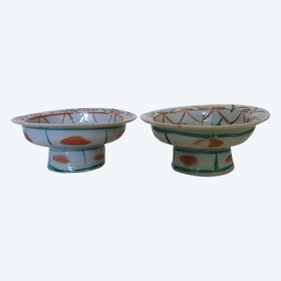Pair of chinese bencharong pedestal dishes, late Qing dynasty