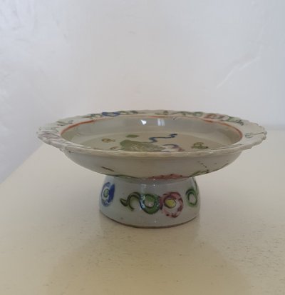 Plat à piédestal en porcelaine chinoise de style Bencharong, fin de la dynastie Qing