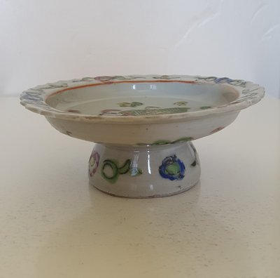 Plat à piédestal en porcelaine chinoise de style Bencharong, fin de la dynastie Qing