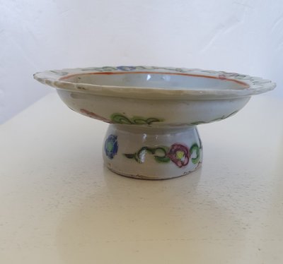 Plat à piédestal en porcelaine chinoise de style Bencharong, fin de la dynastie Qing