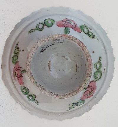 Plat à piédestal en porcelaine chinoise de style Bencharong, fin de la dynastie Qing