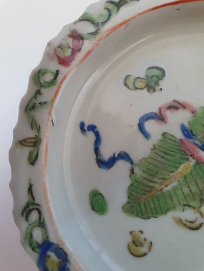 Plat à piédestal en porcelaine chinoise de style Bencharong, fin de la dynastie Qing