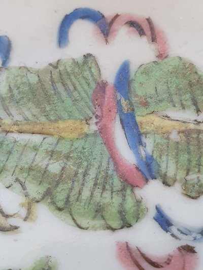 Plat à piédestal en porcelaine chinoise de style Bencharong, fin de la dynastie Qing