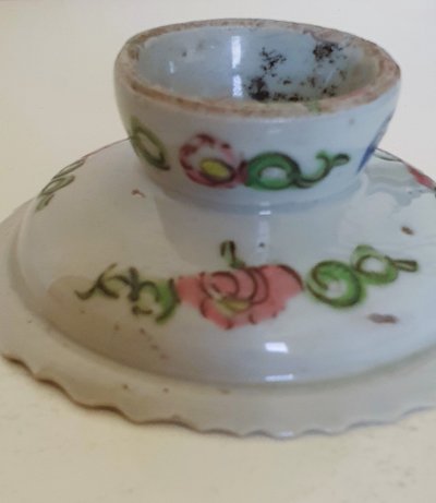 Plat à piédestal en porcelaine chinoise de style Bencharong, fin de la dynastie Qing