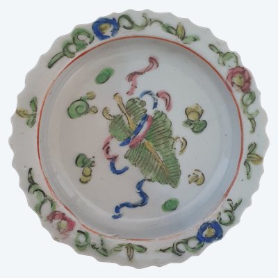 Plat à piédestal en porcelaine chinoise de style Bencharong, fin de la dynastie Qing