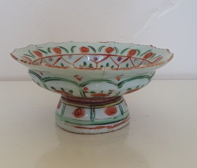 Late Qing Chinese porcelain Bencharong pedestal dish 