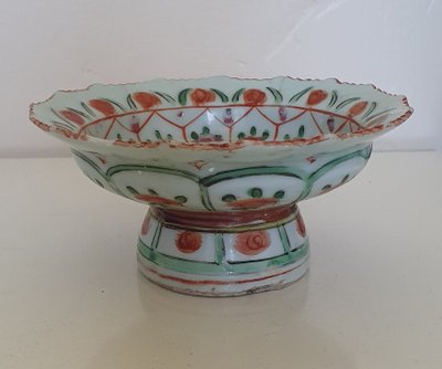 Late Qing Chinese porcelain Bencharong pedestal dish 