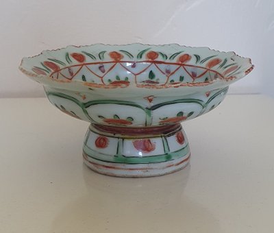 Late Qing Chinese porcelain Bencharong pedestal dish 