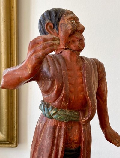 Japon, Peuple Aïnou, XIXème Siècle, ère Meiji, Statue d'Homme Aïnou En Bois Polychrome.