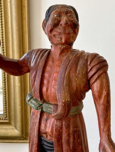 Japon, Peuple Aïnou, XIXème Siècle, ère Meiji, Statue d'Homme Aïnou En Bois Polychrome.