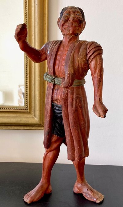 Japon, Peuple Aïnou, XIXème Siècle, ère Meiji, Statue d'Homme Aïnou En Bois Polychrome.