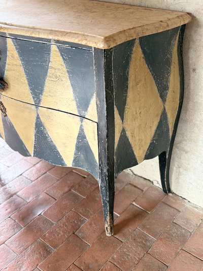 Louis XV curved chest of drawers dating from the 1900s, beautiful coloured patina